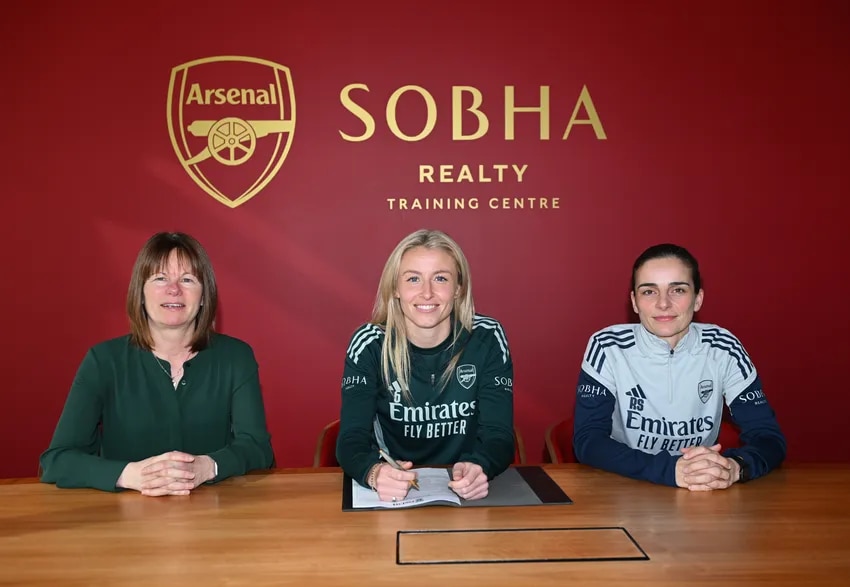 Leah Williamson signs new contract
