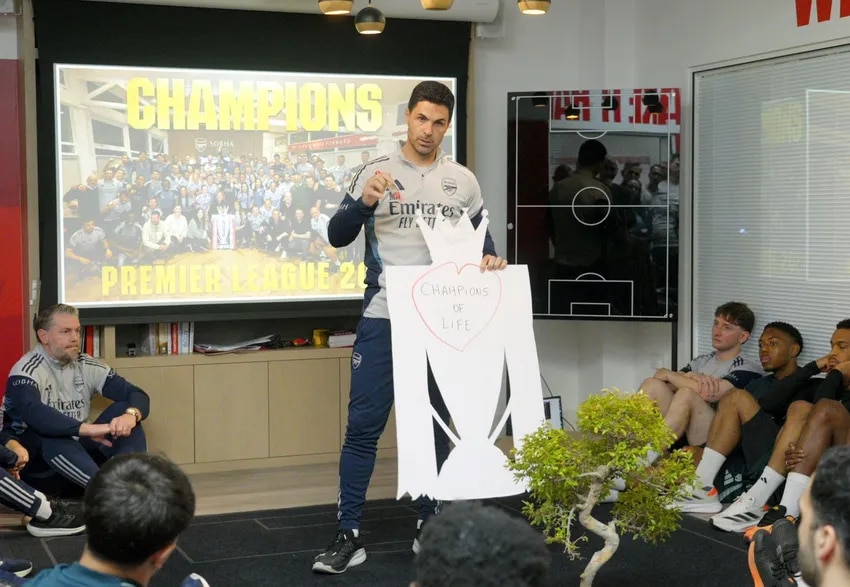 Watch Arteta's first meeting with his champions!