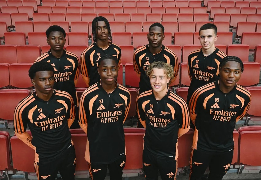 Scholars sign their contract