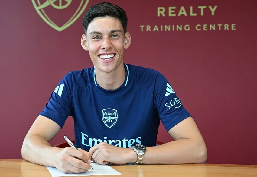 Alexei Rojas signs professional contract