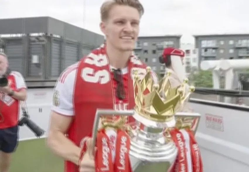 Arsenal's Men & Women set off for the parade!