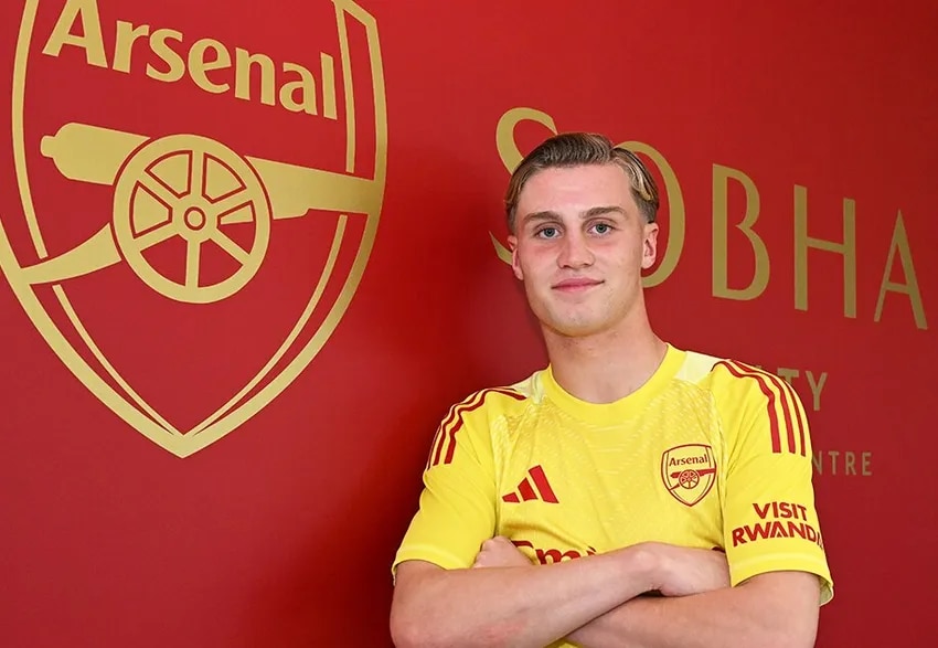 History-maker Porter signs professional contract