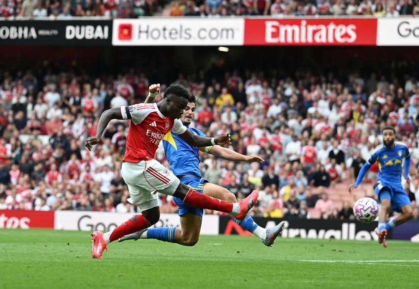 Saka smashes in a second against Leeds