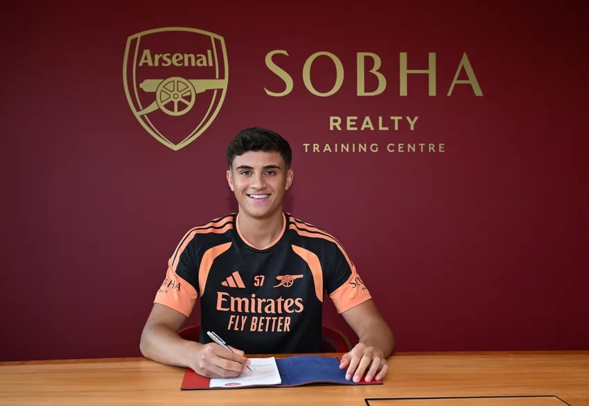 Elijah Upson signs for Arsenal