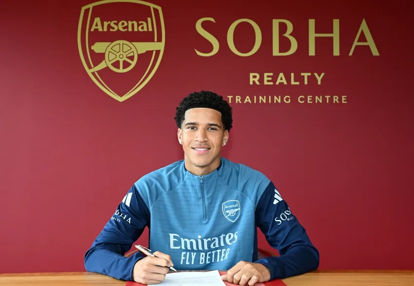 Demiane Agustien signs professional contract