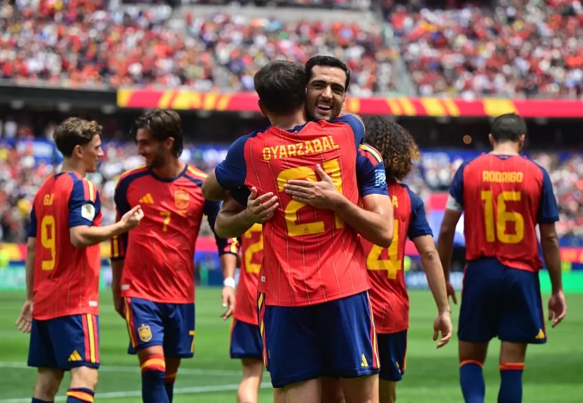 Spanish trio break knockout curse to reach last 16