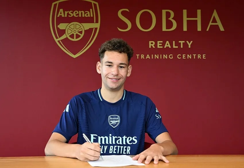Brayden Clarke signs professional contract