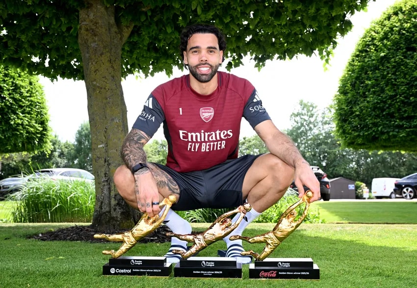 David Raya completes Golden Glove hat-trick
