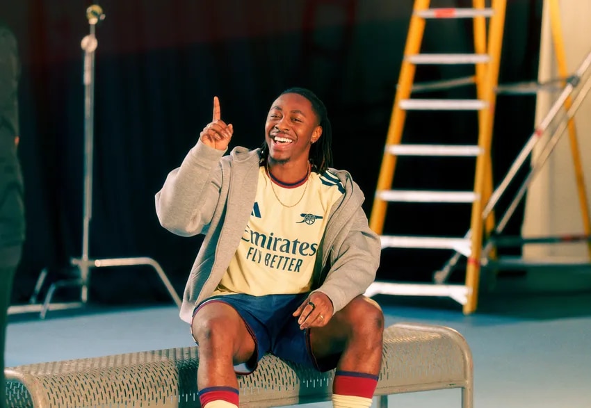 34 photos from our third kit launch!