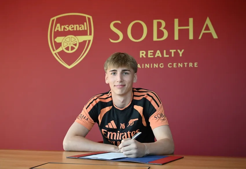 Remi Lupinski signs first professional contract