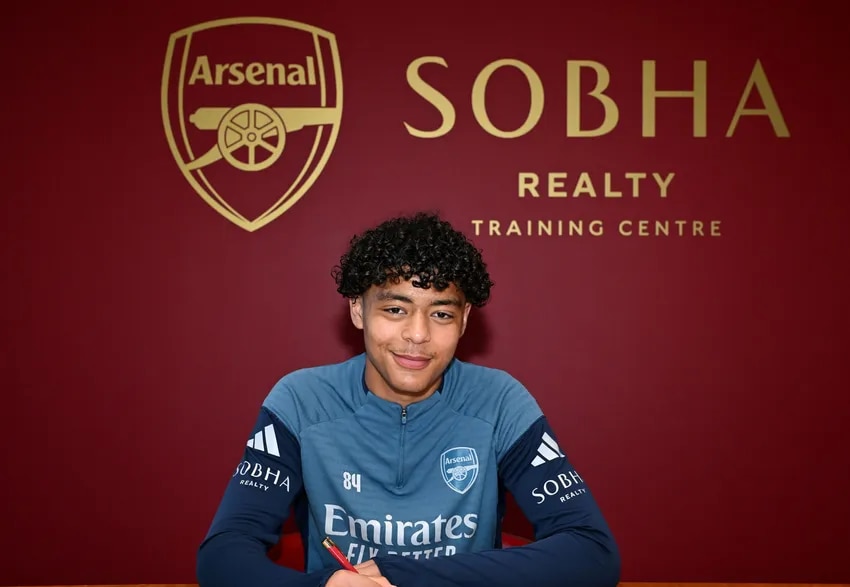 Maalik Hashi signs first professional contract