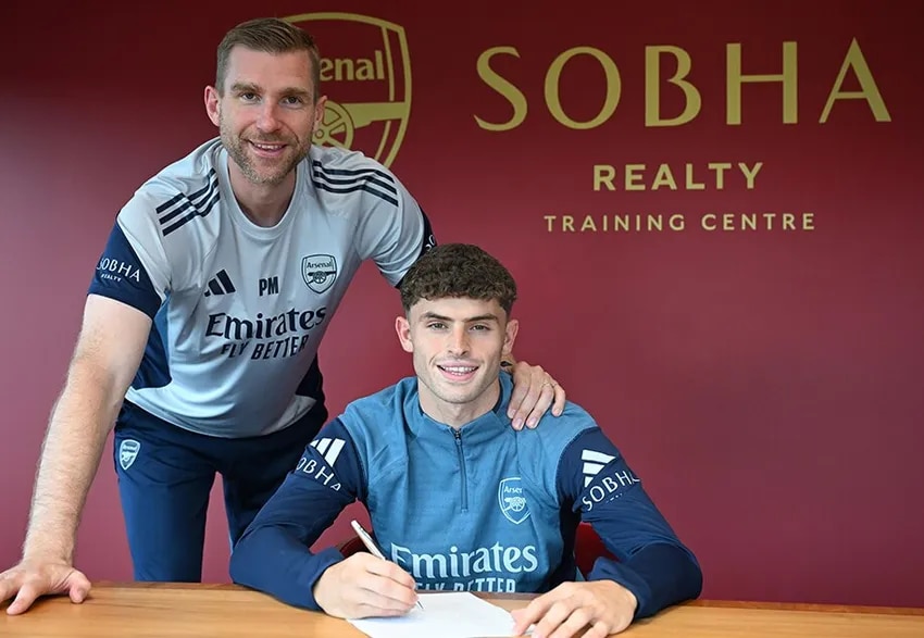 Archie Stevens signs professional contract